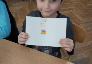Chłopiec pokazuje rysunek